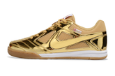 Chuteira Futsal Supreme X Nike SB Gato IC Dourada com design dourado e tecnologia avançada