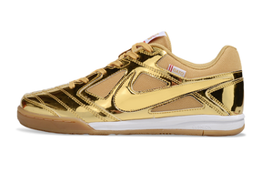 Chuteira Futsal Supreme X Nike SB Gato IC Dourada com design dourado e tecnologia avançada