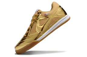 Chuteira Futsal Supreme X Nike SB Gato IC Dourada em design dourado, ideal para futsal e desempenho em campo.