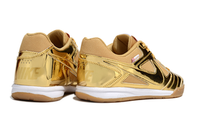 Chuteira Futsal Supreme X Nike SB Gato IC Dourada com design dourado e sola IC para futsal.