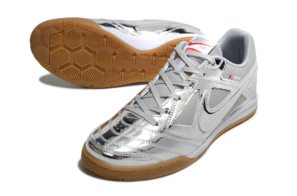 Chuteira Futsal Supreme X Nike SB Gato IC Prateada com design prateado e sola de borracha para futsal.