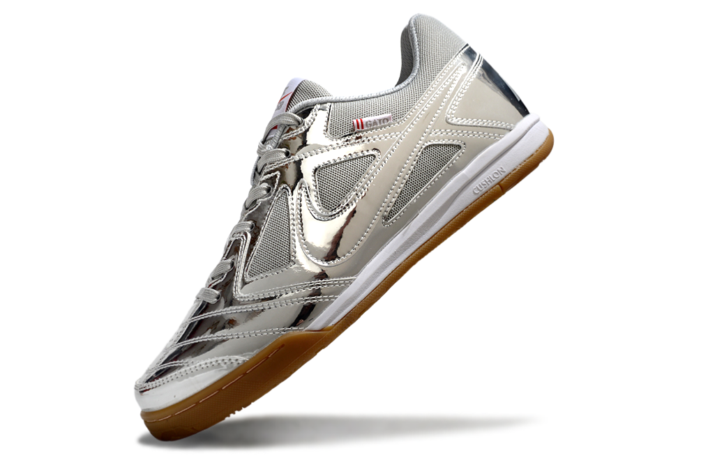 Chuteira Futsal Supreme X Nike SB Gato IC Prateada com design prateado e sola de borracha para indoor.