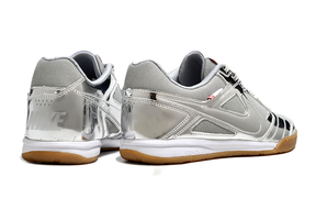 Chuteira Futsal Supreme X Nike SB Gato IC Prateada em cor prateada, mostrando o design inovador e a sola IC.