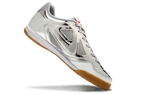 Chuteira Futsal Supreme X Nike SB Gato IC Prateada em destaque, mostrando design prateado e sola para futsal.