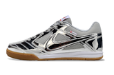 Chuteira Futsal Supreme X Nike SB Gato IC Prateada com design prateado e sola IC para desempenho em futsal.