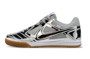 Chuteira Futsal Supreme X Nike SB Gato IC Prateada com design prateado e sola IC para desempenho em futsal.