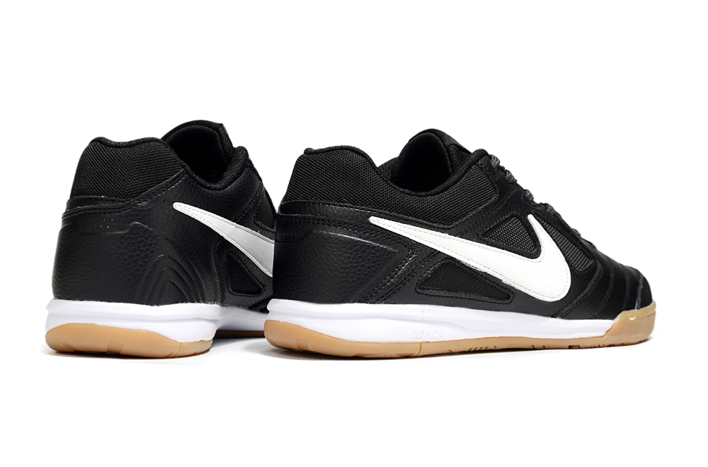 Chuteira Futsal Supreme X Nike SB Gato IC Preta e Branca, vista traseira em preto e branco, design icónico e performance superior.