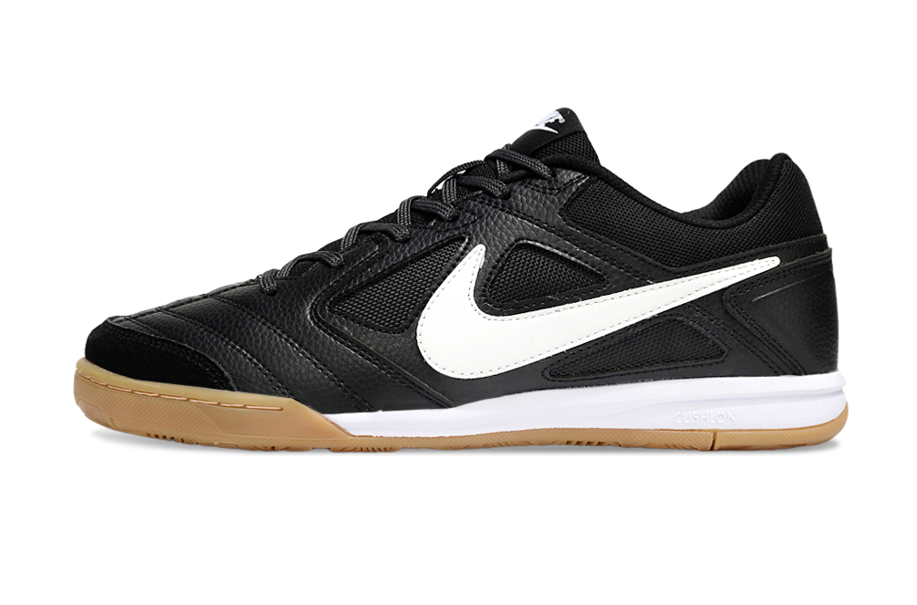 Chuteira Futsal Supreme X Nike SB Gato IC Preta e Branca em ângulo lateral, destacando o design e a sola IC.