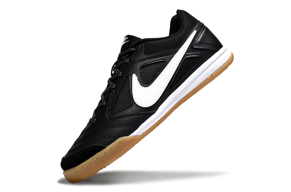 Chuteira Futsal Supreme X Nike SB Gato IC Preta e Branca vista lateral com sola IC para futsal.