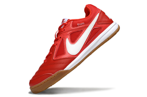 Chuteira Futsal Supreme X Nike SB Gato IC Vermelha em vista lateral, ideal para futsal e pisos internos.