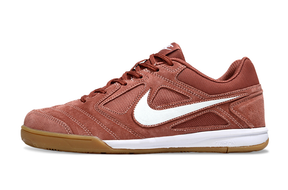 Chuteira Futsal Supreme X Nike SB Gato IC Vermelho em destaque, com design moderno e sola IC para desempenho em futsal.