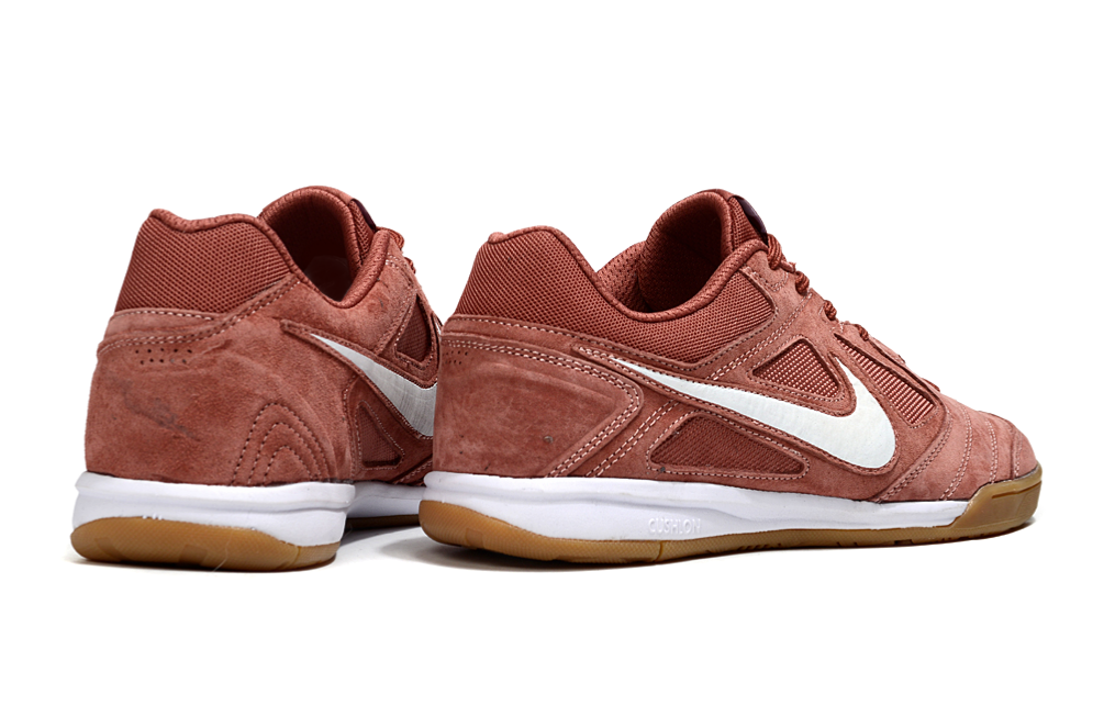 Chuteira Futsal Supreme X Nike SB Gato IC Vermelho em vermelho vibrante, vista de trás com detalhes em branco.