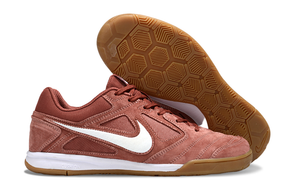Chuteira Futsal Supreme X Nike SB Gato IC Vermelho com sola IC e detalhe em branco.