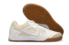 Chuteira Futsal Supreme X Nike SB Gato IC Branca com sola IC, ideal para performance em campo indoor.