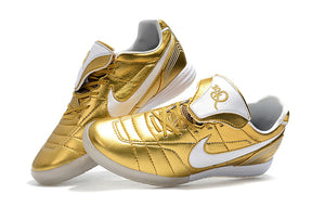 Chuteira Futsal Tiempo Legend Elite IC "Ronaldinho" Dourada com acabamento dourado e detalhes elegantes.