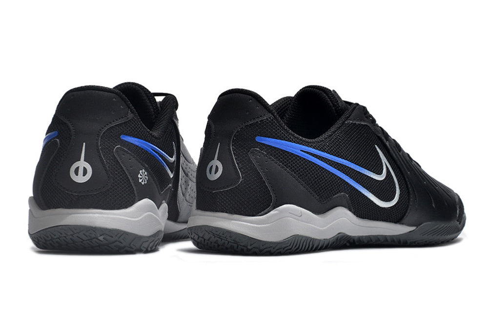 Chuteira Futsal Tiempo 10 Legend Elite IC Preta e Azul vista traseira, design moderno e elegante.