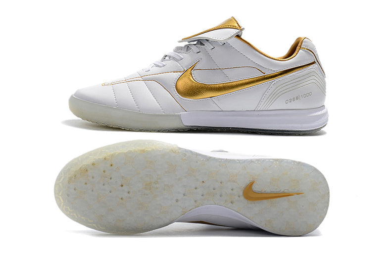 Chuteira Futsal Tiempo Legend Elite IC "Ronaldinho" Branca com detalhes em dourado e sola IC.