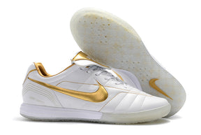 Chuteira Futsal Tiempo Legend Elite IC "Ronaldinho" Branca com detalhes dourados e sola IC.