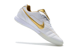 Chuteira Futsal Tiempo Legend Elite IC "Ronaldinho" Branca com detalhes em dourado, ideal para o court.