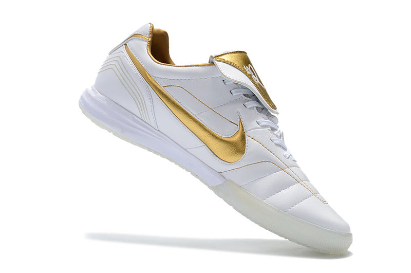 Chuteira Futsal Tiempo Legend Elite IC "Ronaldinho" Branca com detalhes em dourado, ideal para o court.
