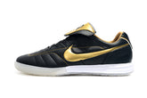 Chuteira Futsal Tiempo Legend Elite IC "Ronaldinho" Preta com detalhes em dourado e sola IC para performance em campo.