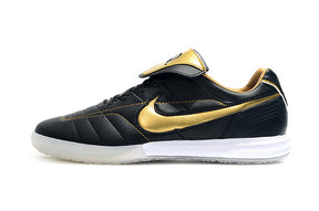 Chuteira Futsal Tiempo Legend Elite IC "Ronaldinho" Preta com detalhes em dourado e sola IC para performance em campo.