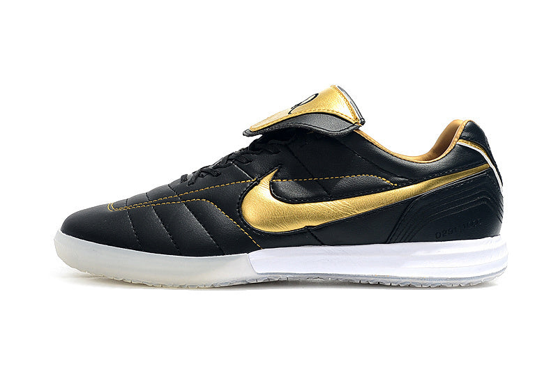 Chuteira Futsal Tiempo Legend Elite IC "Ronaldinho" Preta com detalhes em dourado e sola IC para performance em campo.