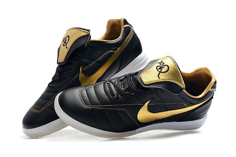 Chuteira Futsal Tiempo Legend Elite IC "Ronaldinho" Preta com detalhes em dourado e sola branca para melhor desempenho em quadra.