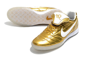 Chuteira Futsal Tiempo Legend Elite IC "Ronaldinho" Dourada com detalhes em dourado e logo da marca.