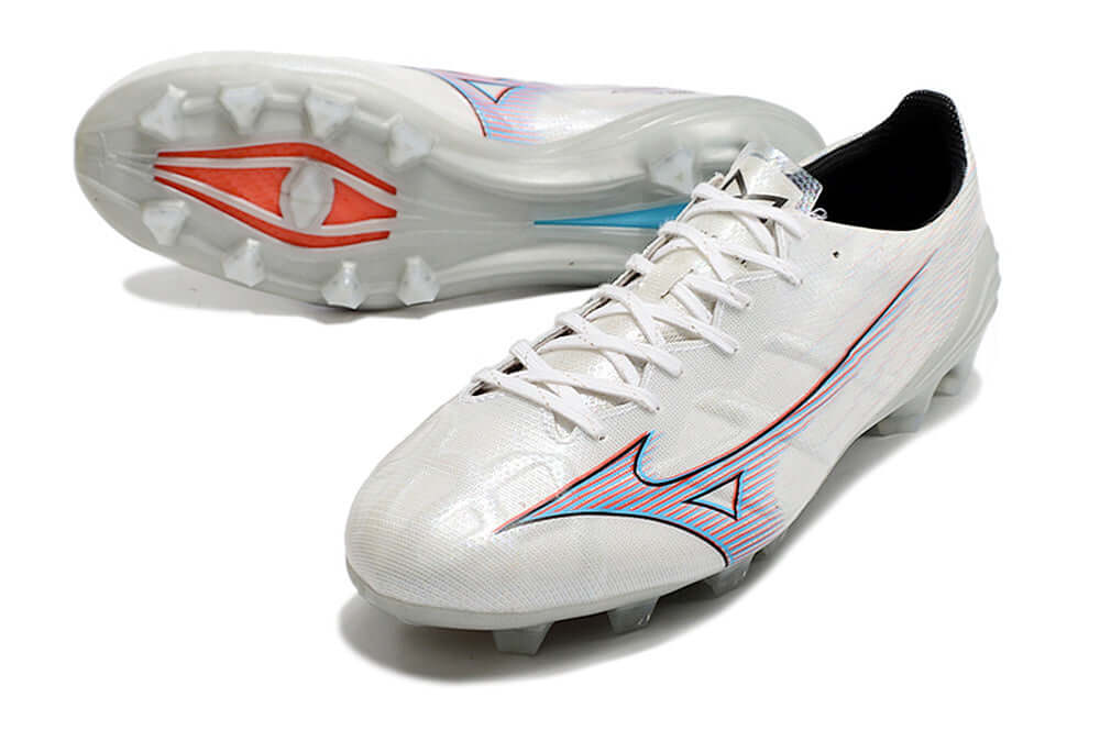 Chuteira Mizuno Alpha II FG Branca e Azul com design sofisticado para performance em campo.