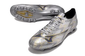 Chuteira Mizuno Alpha II FG "Platinum" com design prateado e detalhes em dourado para máxima performance.