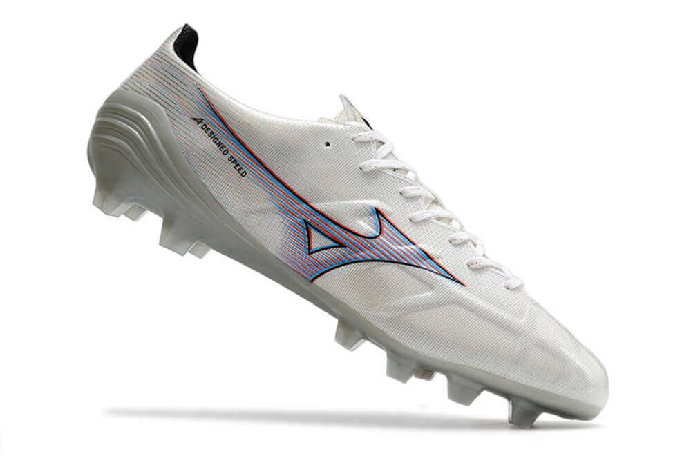Chuteira Mizuno Alpha II FG Branca e Azul em ângulo, destacando seu design moderno e tecnologia avançada.