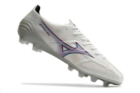 Chuteira Mizuno Alpha II FG Branca e Azul em ângulo, destacando seu design moderno e tecnologia avançada.