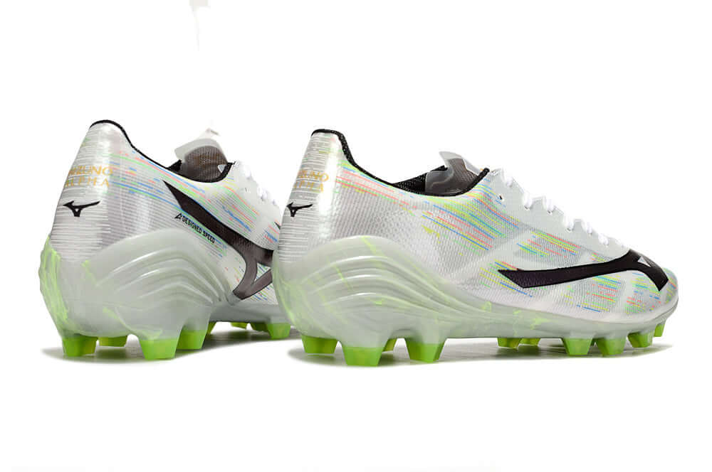 Chuteira Mizuno Alpha II FG Branca e Verde com design moderno e tecnologia avançada.