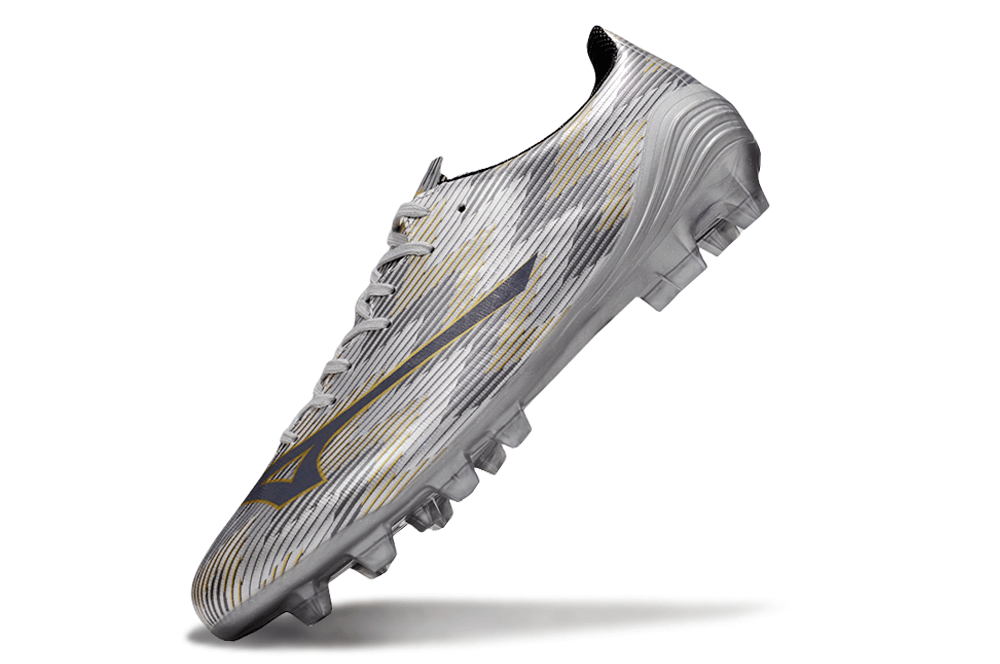 Chuteira Mizuno Alpha II FG "Platinum" com design prateado premium e tecnologia de ponta para desempenho em campo.