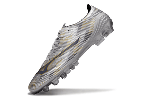 Chuteira Mizuno Alpha II FG "Platinum" com design prateado premium e tecnologia de ponta para desempenho em campo.