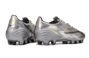 Chuteira Mizuno Alpha II FG "Platinum" com design prateado e tecnologia avançada para desempenho em campo.