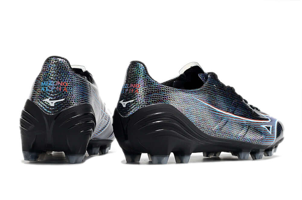 Chuteira Mizuno Alpha II FG Preta com design leve e tração superior para desempenho em campo.