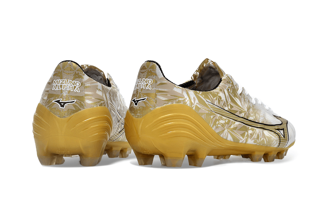 Chuteira Mizuno Alpha II FG Special Edition Golden com design dourado e exclusivo para campo.