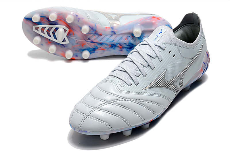 Chuteira Mizuno Morelia Neo 3 FG Azul e Cinza com design moderno e elegante em campo.