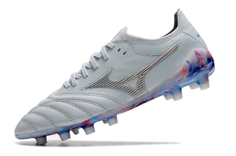 Chuteira Mizuno Morelia Neo 3 FG Azul e Cinza vista lateral em formato elegante e inovador.