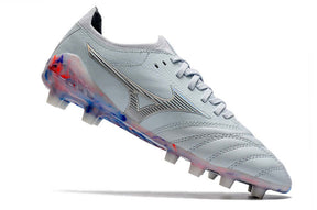 Chuteira Mizuno Morelia Neo 3 FG Azul e Cinza em ângulo, destacando design moderno e desempenho em campo.