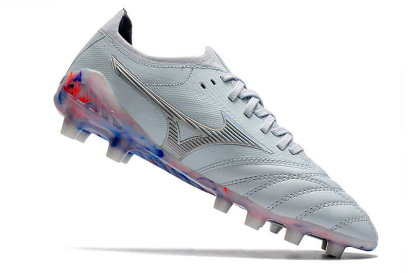 Chuteira Mizuno Morelia Neo 3 FG Azul e Cinza em ângulo, destacando design moderno e desempenho em campo.