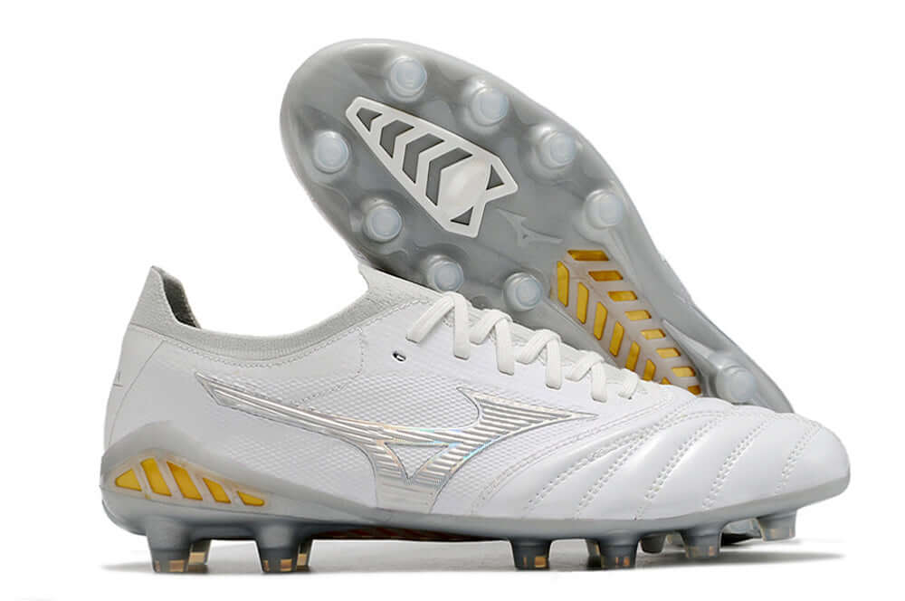Chuteira Mizuno Morelia Neo 3 FG Grey em branco e cinza, ideal para desempenho em campo natural.