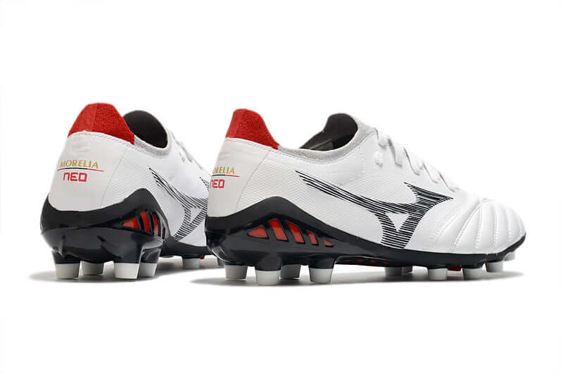 Chuteira Mizuno Morelia Neo 3 FG Branca e Vermelha, modelos traseiros com detalhes em vermelho e preto.