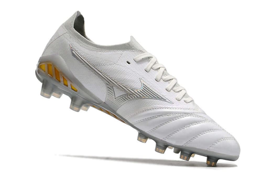 Chuteira Mizuno Morelia Neo 3 FG Grey lateral com design inovador em campo.