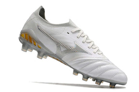 Chuteira Mizuno Morelia Neo 3 FG Grey lateral com design inovador em campo.