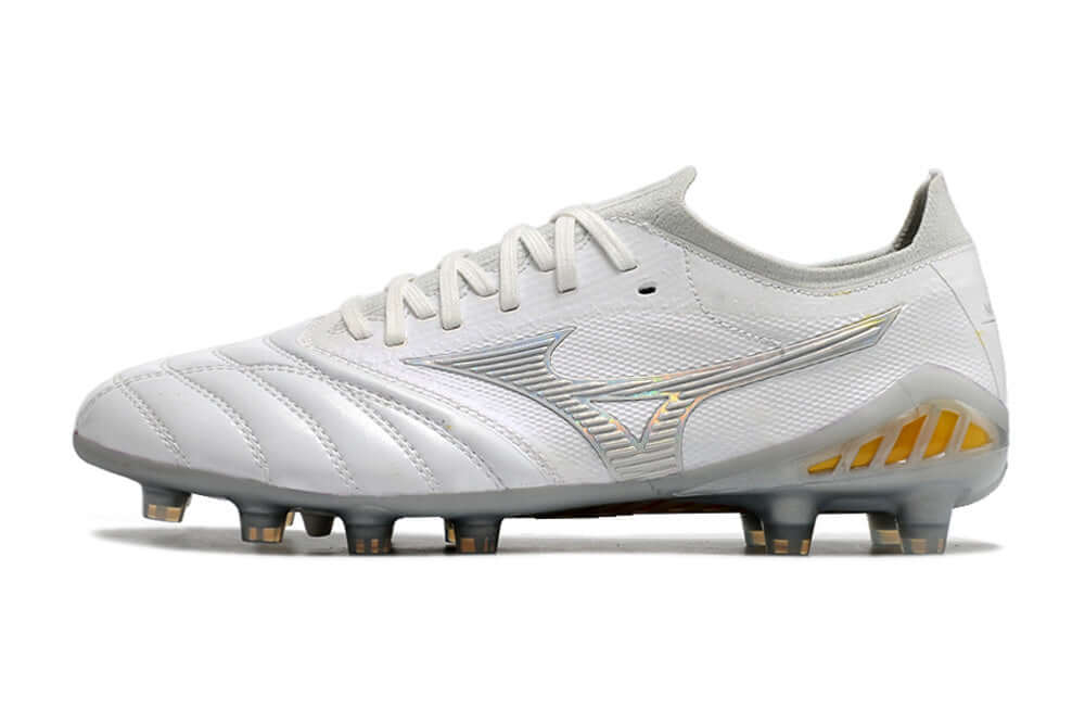 Chuteira Mizuno Morelia Neo 3 FG Grey, design elegante em branco e detalhes dourados, ideal para desempenho em campo.