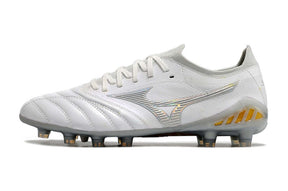 Chuteira Mizuno Morelia Neo 3 FG Grey, design elegante em branco e detalhes dourados, ideal para desempenho em campo.