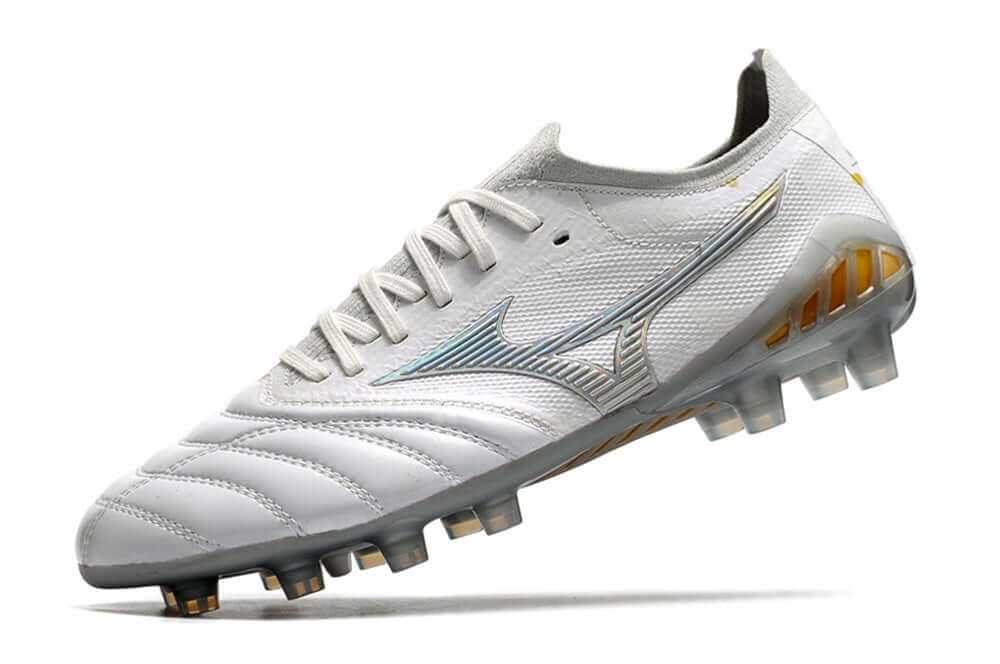 Chuteira Mizuno Morelia Neo 3 FG Grey em tonalidade cinza com design aerodinâmico para desempenho em campo.